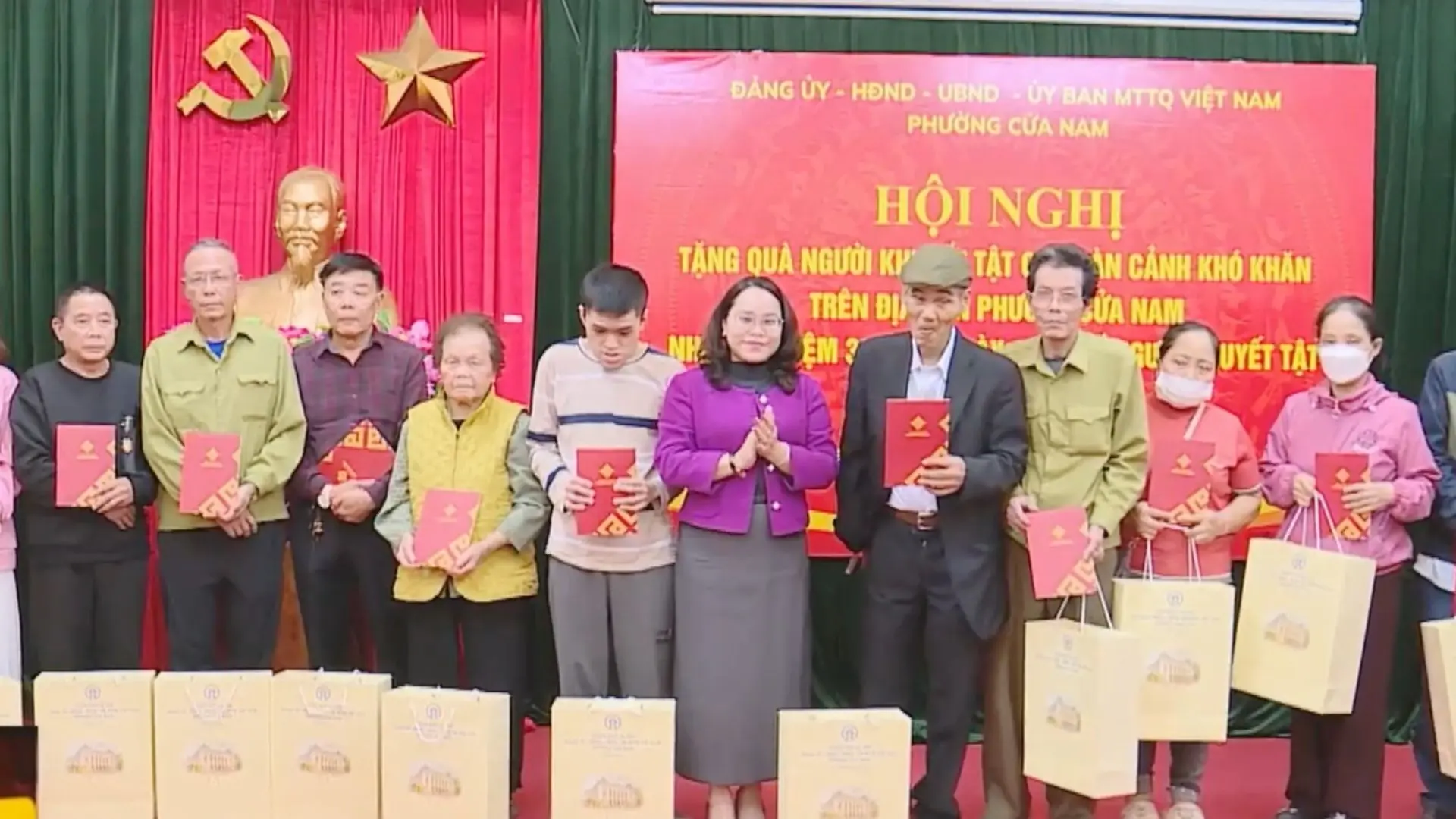 Hà Nội tặng gần 90.000 suất quà trong dịp Tết Bính Ngọ